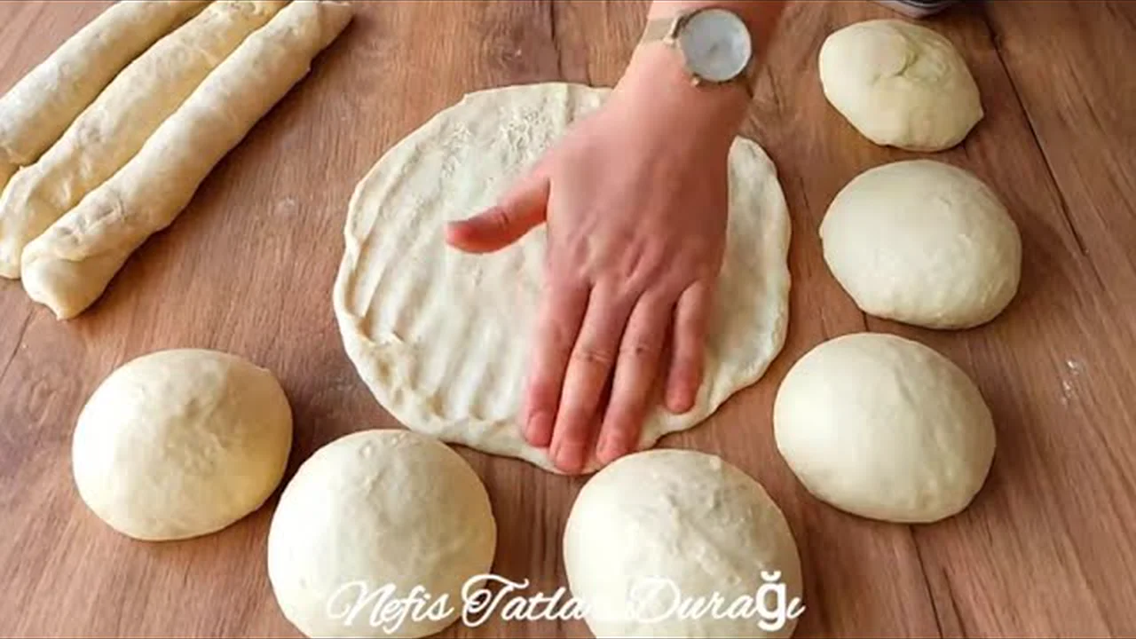 BU KADAR YUMUŞAK VE BU KADAR LEZZETLİ OLUNUR MU TEL TEL NEFİS TEPSİ AÇMASI