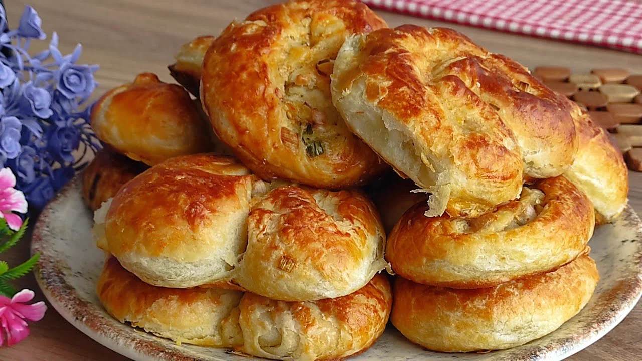 PIRASA MEVSİMİ GELDİĞİNDE TEPSİ TEPSİ YAPIYORUM YOK BÖYLE BİR LEZZET EL Açması börek