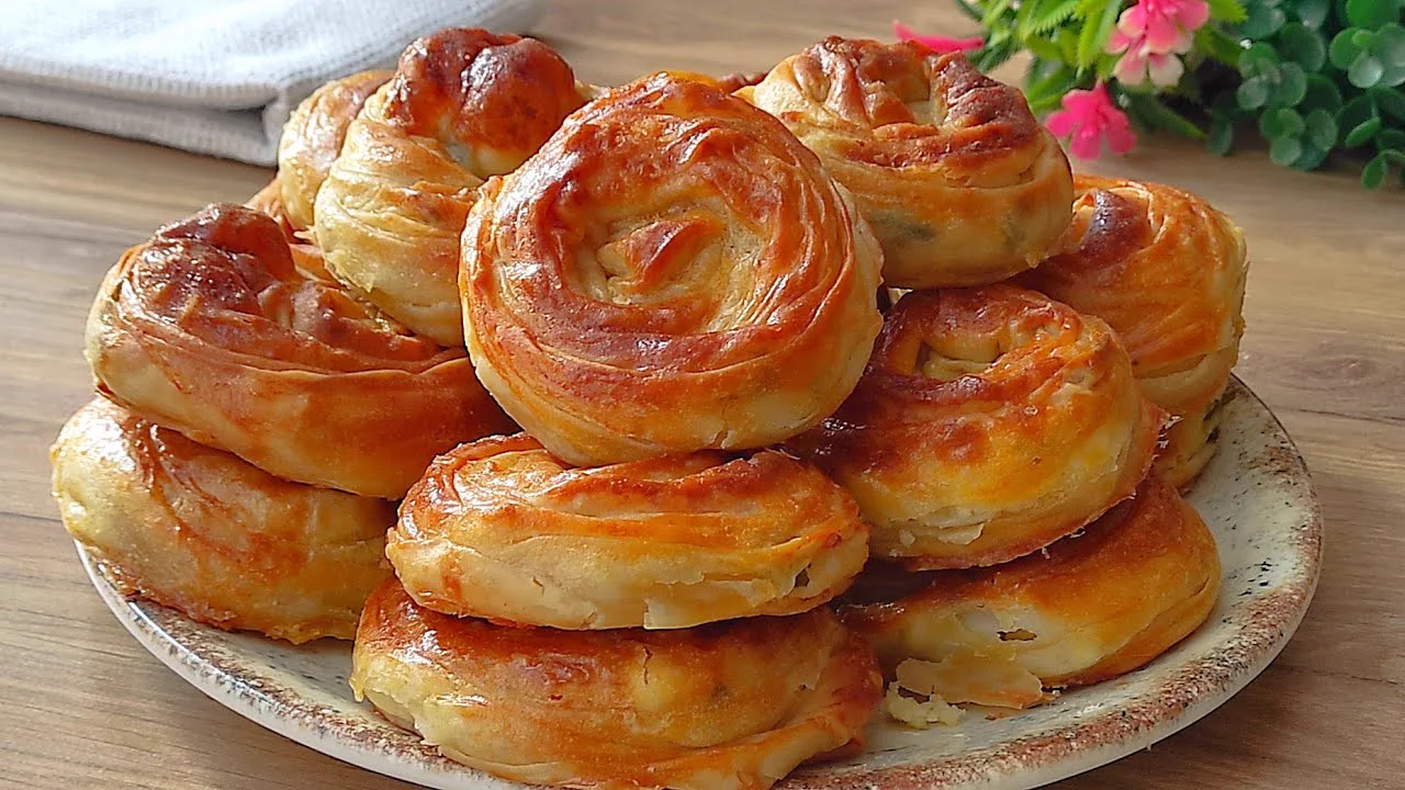 KAÇ TEPSİ YAPSANIZ HEPSİ FIRINDAN ÇIKTIĞI GİBİ BİTER BÖREK TARİFİ KOLAY VE LEZZETLİ