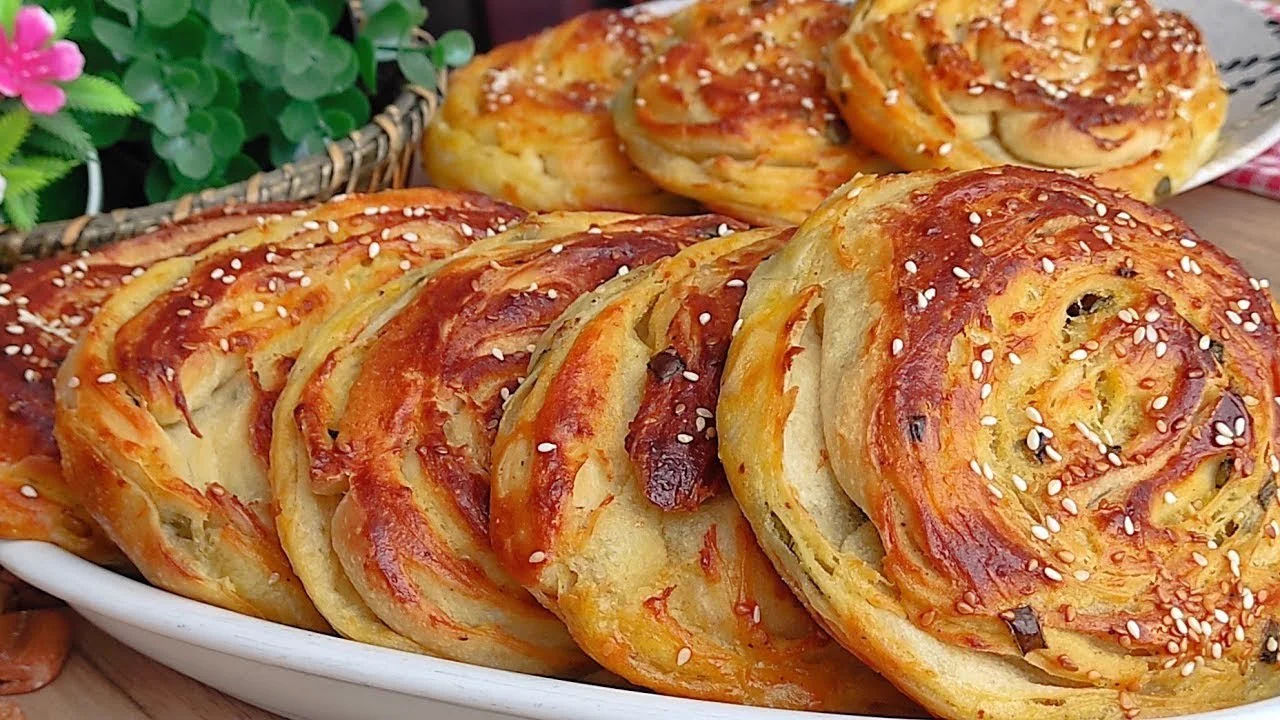 TEPSİ TEPSİ YAPIYORUM YAPILDIĞI ANDA BİTİYORASLA BİLDİĞİNİZ ÇÖREKLERE BENZEMEZ