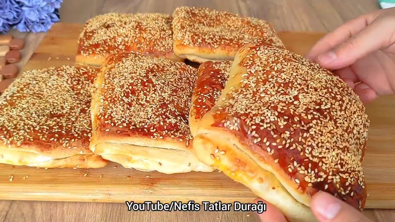 TEPSİ TEPSİ YAPIYORUM YAPILDIĞI ANDA BİTİYOR ASLA BİLDİĞİNİZ PEYNİRLİ KAPAMAYA BENZEMEZ