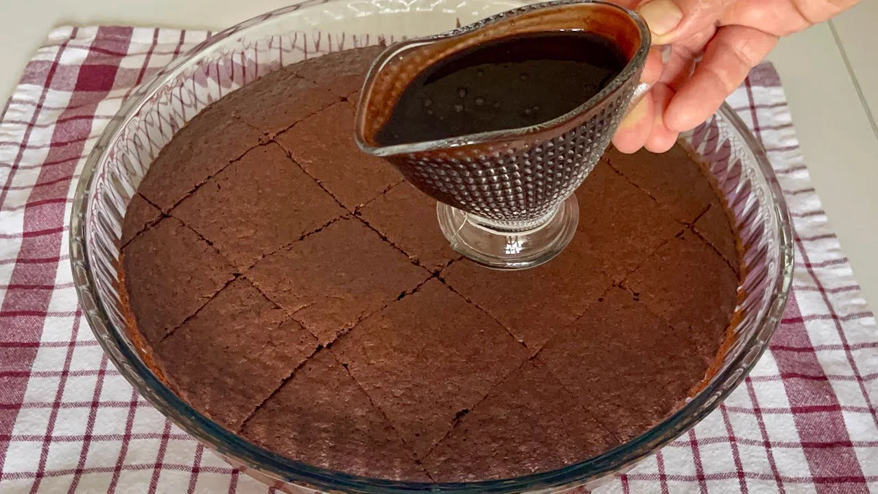 BİLDİĞİNİZ TÜM ISLAK KEK TARİFLERİNİ UNUTUNBOL SOSLU EN KOLAY ISLAK KEK TARİFİ