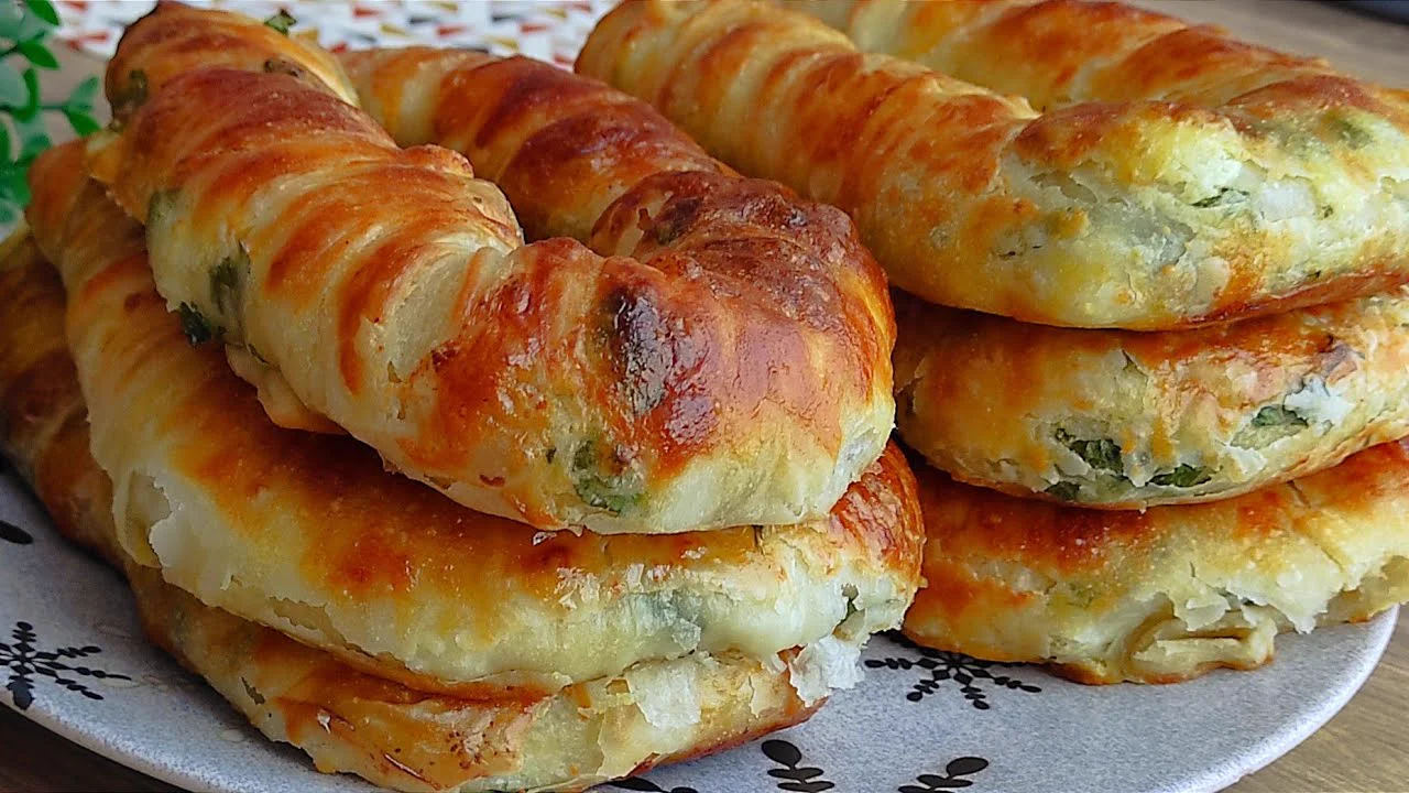 KAÇ TEPSİ YAPSANIZ HEPSİ FIRINDAN ÇIKTIĞI GİBİ BİTER BÖREK TARİFİ KOLAY VE LEZZETLİ