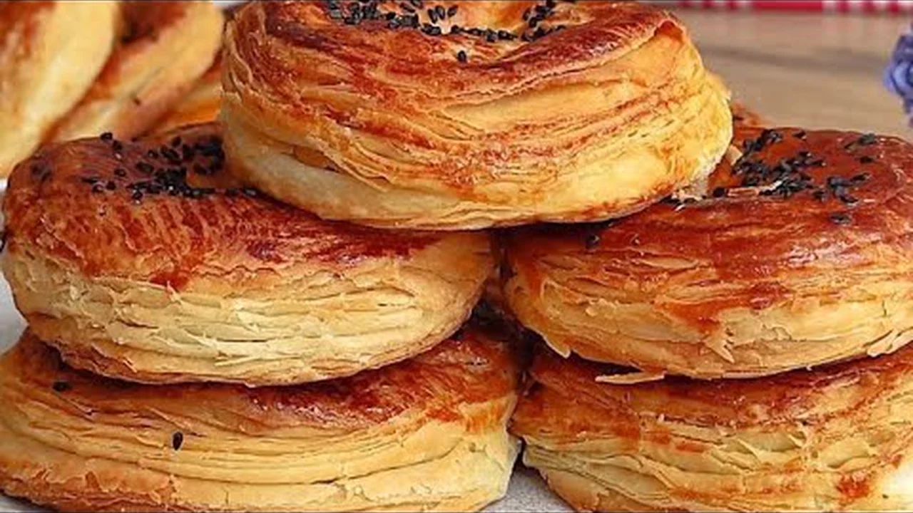 KAÇ TEPSİ YAPSAM HEPSİ FIRINDAN ÇIKTIĞI GİBİ BİTER EN KOLAY EN LEZZETLİ ÇÖREK TARİFİ