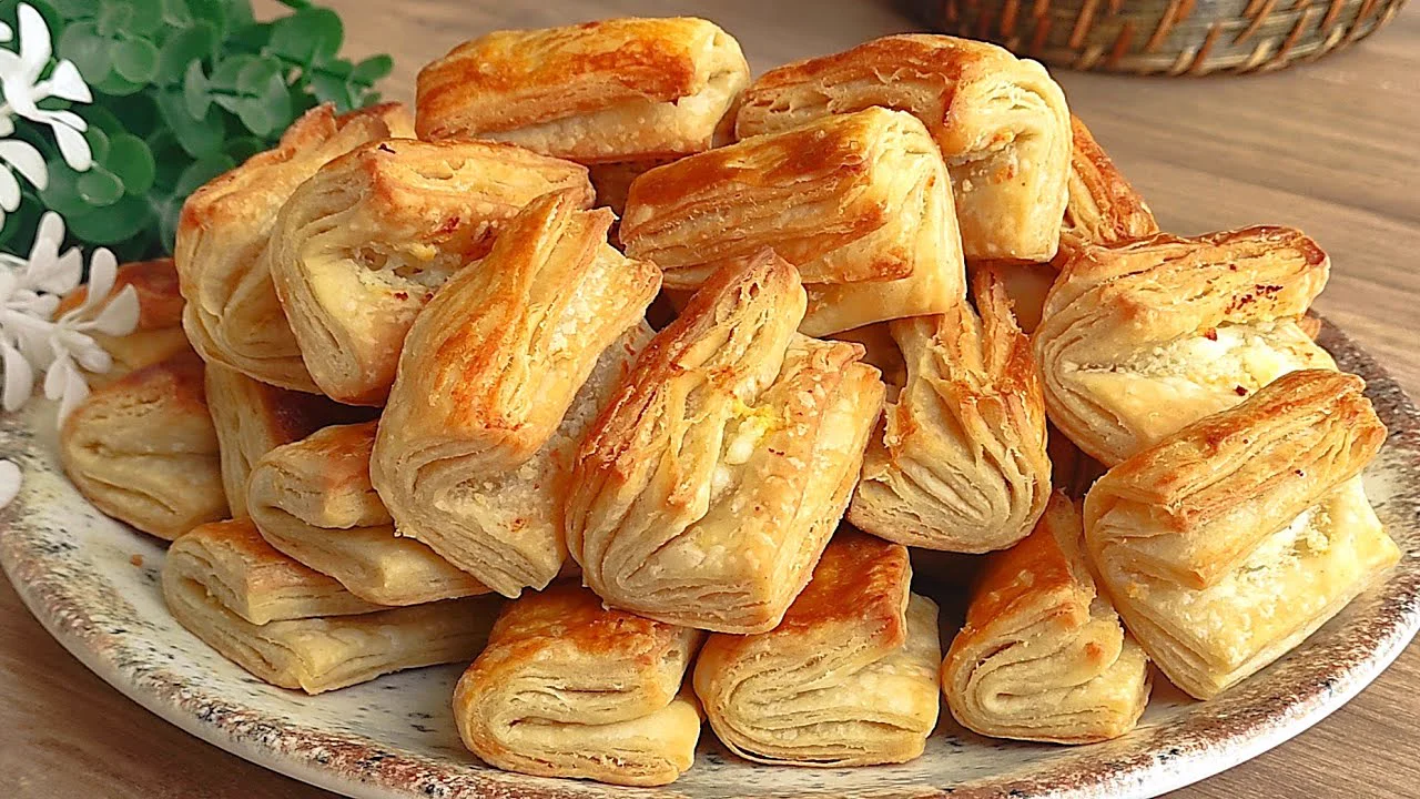 NASIL YAPILDIĞINA İNANAMAYACAKSINIZ BİR ŞİŞE MADEN SUYU İLE MİLFÖY TADINDA BÖREK TARİFİ