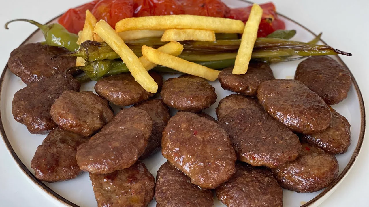 İDDİA EDİYORUM BU KÖFTE FAVORİNİZ OLACAKİÇİ SULU YUMUŞACIK DAĞILMAYAN FIRINDA SODALI MÜTHİŞ KÖFTE