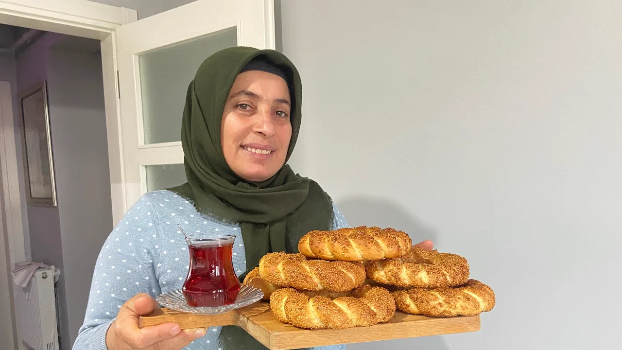 DIŞARDA TANESİ 6 LİRASADECE 1 BARDAK SÜT 1 BARDAK SU 9 TANE ÇITIR SİMİT YAPTI Msimit çıtır