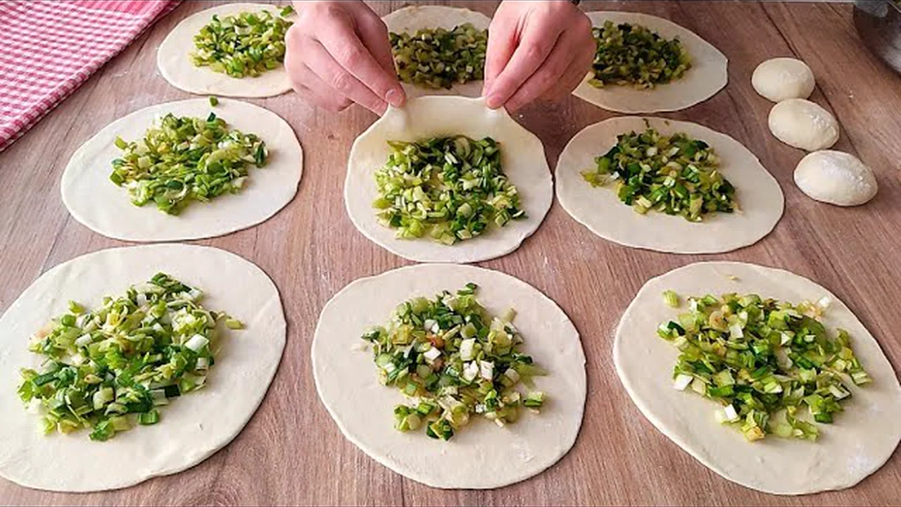 PIRASA MEVSİMİ GELDİĞİNDE TEPSİ TEPSİ YAPIYORUM YOK BÖYLE BİR LEZZET EL Açması börek