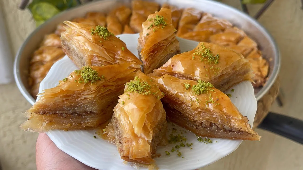 4 BEZE ile 1 TEPSİ BAKLAVA YAPIYORUZ OKLAVASIZ En Kolay Baklava Yapma Yöntemi