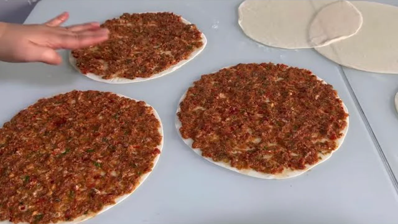İNANILMAZ Evde Çıtır LAHMACUN Tarifi LAHMACUN içi Puf Noktalarıyla Müthiş LEZZET lahmacun