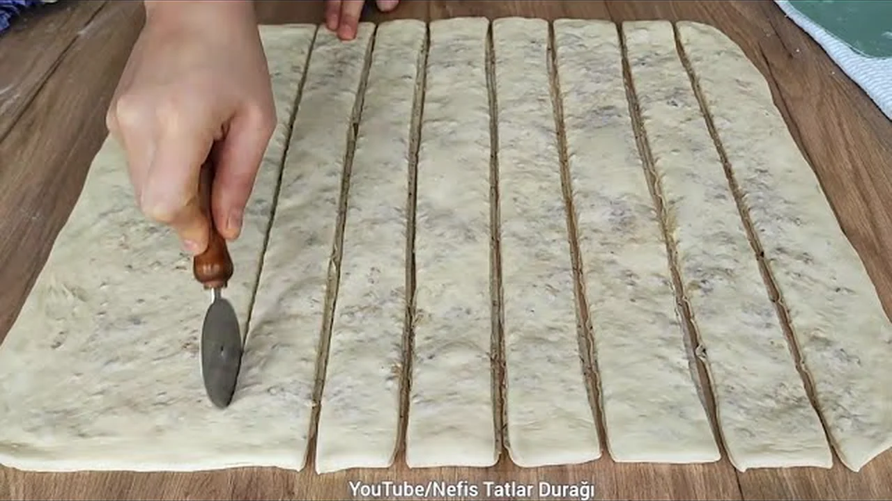 KAÇ TEPSİ YAPSANIZ HEPSİ FIRINDAN ÇIKTIĞI GİBİ BİTER ÇÖREK TARİFİ KOLAY VE LEZZETLİ