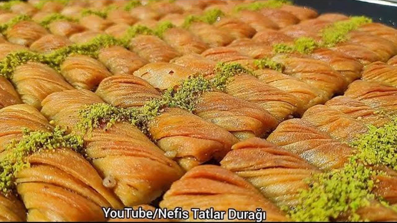 BAYRAMA BAKLAVANIZ HAZIR HAMURU YAĞ GİBİ AÇILIYOR EN KOLAY EN LEZZETLİ BAKLAVA TARİFİ