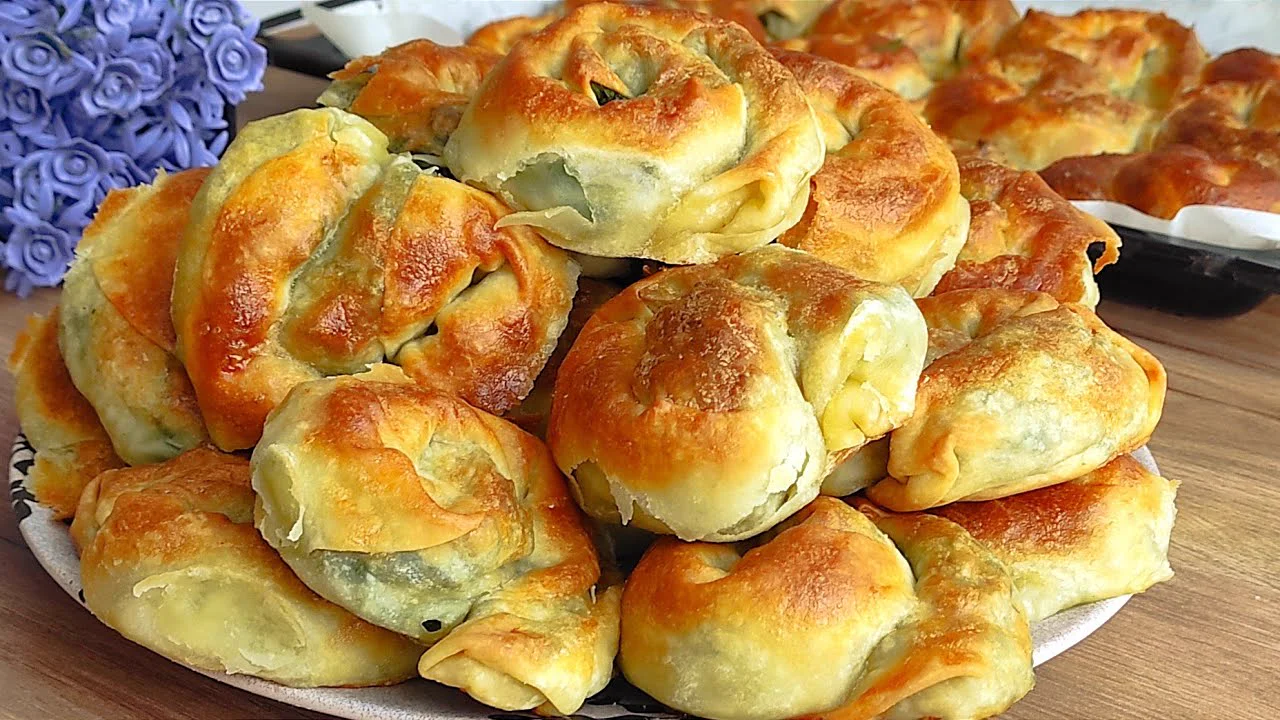 ISPANAK MEVSİMİ GELDİĞİNDE TEPSİ TEPSİ YAPIYORUM YOK BÖYLE BİR LEZZET EL Açması börek