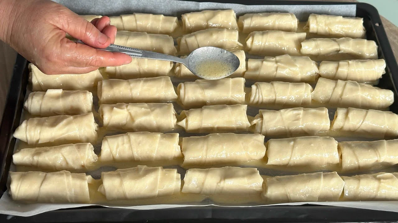 PİŞMESİYLE BİTMESİ BİR OLDUHAZIR YUFKADAN ÖZEL SOSLU BÖREK4 YUFKADAN 1 TEPSİ DOLUSU BÖREK börek