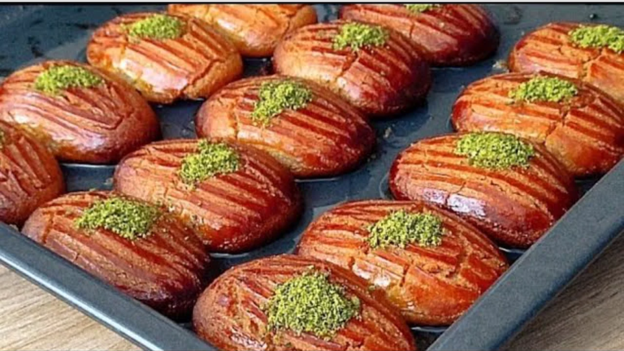 KATIYAĞ YOK. SADECE BİR BARDAK SIVIYAĞ İLE LOKUM KIVAMINDA ŞEKERPARE TATLISI TARİFİ